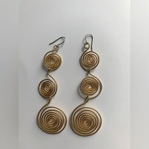 🌟⭐️⭐️like New Gold designer wire hook earrings for parties and occasions.